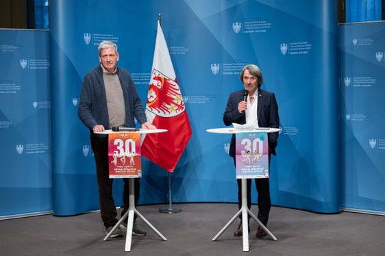 Sanitätsdirektor Josef Wimdann (links) und Gesundheitslandesrat Hubert Messner luden ein, sich an der Aktion Dry January  zu beteiligen und in die eigene Gesundheit zu investieren. (Foto: LPA/Greta Stuefer)