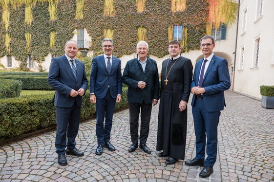 Si sono incontrati a Novacella (da sinistra): Josef Geisler, Arno Kompatscher, Joachim Herrmann, il prevosto Eduard Fischnaller e Markus Wallner. (Foto: USP/Bernhard Aichner)