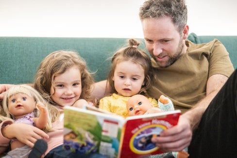 In occasione della Giornata mondiale del libro, il 23 aprile, l'iniziativa Bookstart invita anche i papà a leggere ai propri bimbi e alle proprie bimbe. (Foto: Agenzia per la famiglia/Harald Wisthaler)