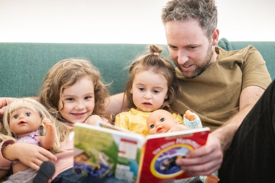 Anlässlich des Internationalen Tages des Buches am 23. April ruft die Initiative Bookstart dazu auf, dass auch Väter ihren (Klein-)Kindern vorlesen. (Foto: Familienagentur/Harald Wisthaler)