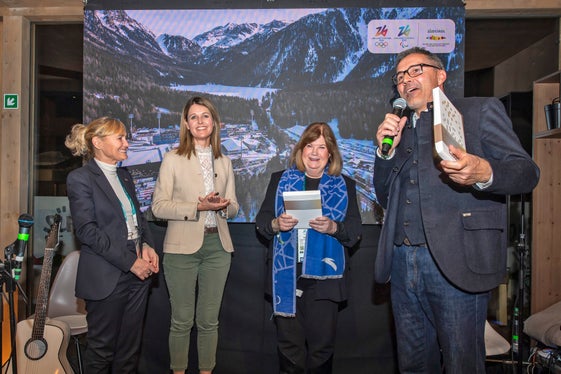 Es war eine lange Reise, und heute sind viele Freundinnen und Freunde hier, die uns geholfen und diesen Weg begleitet haben“, sagte der Landeshauptmann Arno Kompatscher beim Empfang auf der Bühne mit (von links): Diana Bianchedi, Claudia Messner (Moderatorin und Direktorin der Landesagentur für Presse und Kommunikation) und Gunilla Lindberg.
(Foto: LPA/Othmar Seehauser)