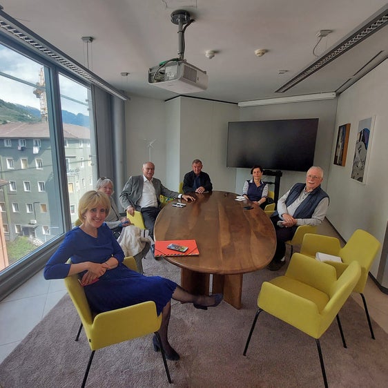 Landesrätin Deeg (1.v.l.) hat im Austausch mit dem Vorstand des Südtiroler Seniorenbundes um Vorsitzenden Otto v. Dellemann (3.v.l.) darüber diskutiert, wie man die Rolle der Seniorinnen und Senioren weiter stärken kann. (Foto: LPA)