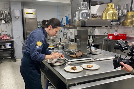 Madlen Hackl bereitet ihr Lieblingsgericht zu: Tiroler Kalbl – ganzheitlich und nachhaltig verwertet, also „Nose to Tail“. (Foto: Euregio)