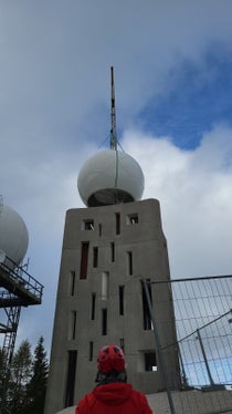 Die neue Antenne des Niederschlagsradars ist durch einen Ballon, genannt Radom geschützt. (Foto: LPA/Dienst für Risikoprävention und CUE Trient)