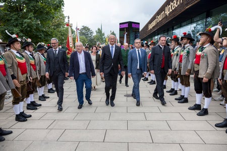 Tradizione e modernità si uniscono davanti al Centro Congressi di Alpbach: con (da sinistra) il governatore Arno Kompatscher (Alto Adige), l'ex presidente della Commissione europea Jean Claude Juncker, i governatori Anton Mattle (Tirolo) e Maurizio Fugatti (Trentino) e il ministro federale Norbert Totschnig. (Foto: Provincia di Tirolo/Sedlak)