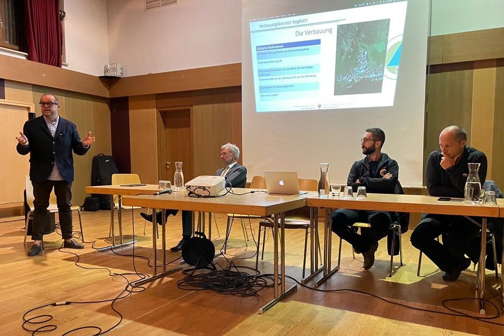 Protezione contro le inondazioni e le valanghe al centro di una serata informativa a S.Antonio di Fleres: nella foto (da sinistra) il sindaco di Brennero Martin Alber, l'assessore provinciale Arnold Schuler, il tecnico dell'Ufficio bacini montani Nord Jan Kobald e il direttore dell'Ufficio Nord Philipp Walder (Foto: ASP/Ufficio Bacini montani Nord)