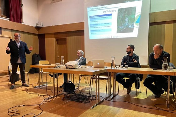 Protezione contro le inondazioni e le valanghe al centro di una serata informativa a S.Antonio di Fleres: nella foto (da sinistra) il sindaco di Brennero Martin Alber, l'assessore provinciale Arnold Schuler, il tecnico dell'Ufficio bacini montani Nord Jan Kobald e il direttore dell'Ufficio Nord Philipp Walder (Foto: ASP/Ufficio Bacini montani Nord)