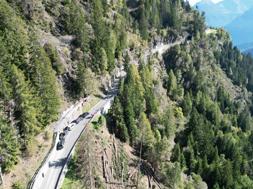 Neben Arbeiten zur Verbreiterung der Straße werden auf der Landesstraße nach Stuls auch notwendige Maßnahmen zur Sicherung der Hänge entlang und oberhalb der Straße durchgeführt. (Foto: LPA/Landesamt für Straßenbau West)