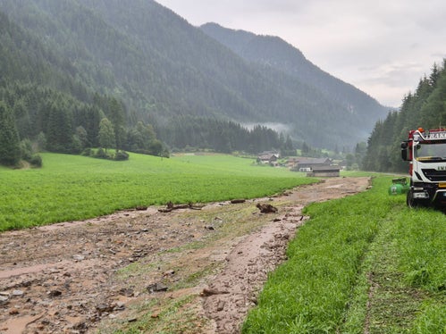 L'acqua del Weiderbach si è riversata anche sui prati. (Foto: USP/Ufficio Sistemazione bacini montani Est)