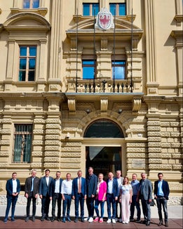 Incontro con focus sulle infrastrutture con i rappresentanti dell’Associazione bavarese dell’industria delle costruzioni a Palazzo Widmann. Da sinistra: Michael Andergassen, incaricato speciale “Pianificazione provinciale della mobilità e gestione del traffico” presso il Dipartimento Infrastrutture e Mobilità; Robert Huber, Syndikusrechtsanwalt BBIV; Philipp Sicher, direttore della Ripartizione Servizio strade; Martin Vallazza, direttore del Dipartimento Infrastrutture e Mobilità; Christian Goller, socio Goller-Bögl; l’assessore provinciale alle Infrastrutture e alla Mobilità Daniel Alfreider; Johann Bögl, presidente BBIV, socio e presidente del Consiglio di sorveglianza Max Bögl; Marianne Bögl; Michael Goller, amministratore delegato e socio Goller-Bögl; Matthias Kraus, amministratore delegato e socio Rotec GmbH; Simone Kraus; Werner Schmölzl, socio Gebr. Schmölzl GmbH & Co KG; Thomas Schmid, direttore generale BBIV; Johannes Specht, amministratore delegato e socio Josef Hubert Bauunternehmen GmbH & Co KG. (Foto: USP/Dipartimento Infrastrutture e Mobilità)