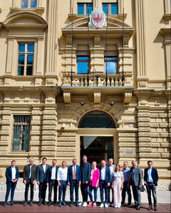 Incontro con focus sulle infrastrutture con i rappresentanti dell’Associazione bavarese dell’industria delle costruzioni a Palazzo Widmann. Da sinistra: Michael Andergassen, incaricato speciale “Pianificazione provinciale della mobilità e gestione del traffico” presso il Dipartimento Infrastrutture e Mobilità; Robert Huber, Syndikusrechtsanwalt BBIV; Philipp Sicher, direttore della Ripartizione Servizio strade; Martin Vallazza, direttore del Dipartimento Infrastrutture e Mobilità; Christian Goller, socio Goller-Bögl; l’assessore provinciale alle Infrastrutture e alla Mobilità Daniel Alfreider; Johann Bögl, presidente BBIV, socio e presidente del Consiglio di sorveglianza Max Bögl; Marianne Bögl; Michael Goller, amministratore delegato e socio Goller-Bögl; Matthias Kraus, amministratore delegato e socio Rotec GmbH; Simone Kraus; Werner Schmölzl, socio Gebr. Schmölzl GmbH & Co KG; Thomas Schmid, direttore generale BBIV; Johannes Specht, amministratore delegato e socio Josef Hubert Bauunternehmen GmbH & Co KG. (Foto: USP/Dipartimento Infrastrutture e Mobilità)