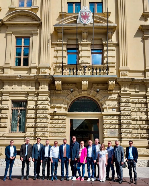 Incontro con focus sulle infrastrutture con i rappresentanti dell’Associazione bavarese dell’industria delle costruzioni a Palazzo Widmann. Da sinistra: Michael Andergassen, incaricato speciale “Pianificazione provinciale della mobilità e gestione del traffico” presso il Dipartimento Infrastrutture e Mobilità; Robert Huber, Syndikusrechtsanwalt BBIV; Philipp Sicher, direttore della Ripartizione Servizio strade; Martin Vallazza, direttore del Dipartimento Infrastrutture e Mobilità; Christian Goller, socio Goller-Bögl; l’assessore provinciale alle Infrastrutture e alla Mobilità Daniel Alfreider; Johann Bögl, presidente BBIV, socio e presidente del Consiglio di sorveglianza Max Bögl; Marianne Bögl; Michael Goller, amministratore delegato e socio Goller-Bögl; Matthias Kraus, amministratore delegato e socio Rotec GmbH; Simone Kraus; Werner Schmölzl, socio Gebr. Schmölzl GmbH & Co KG; Thomas Schmid, direttore generale BBIV; Johannes Specht, amministratore delegato e socio Josef Hubert Bauunternehmen GmbH & Co KG. (Foto: USP/Dipartimento Infrastrutture e Mobilità)