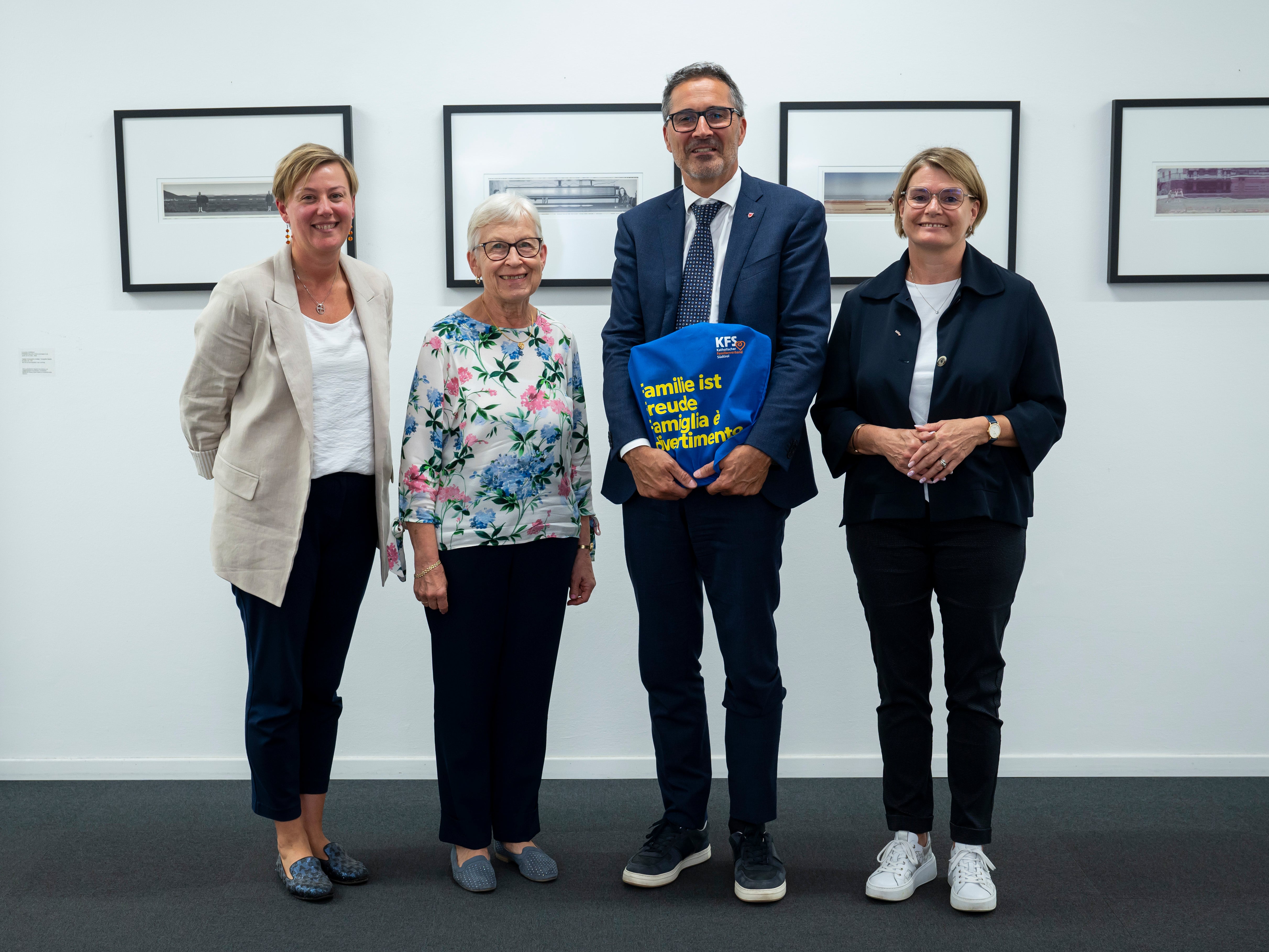 Sie sprachen über die Anliegen der Familien in Südtirol (von links): KFS-Geschäftsleiterin Samantha Endrizzi, Vizepräsidentin Angelika Weichsel Mitterrutzner, Landeshauptmann Arno Kompatscher und die neue KFS-Präsidentin Sieglinde Aberham. (Foto: LPA/Margit Piok)