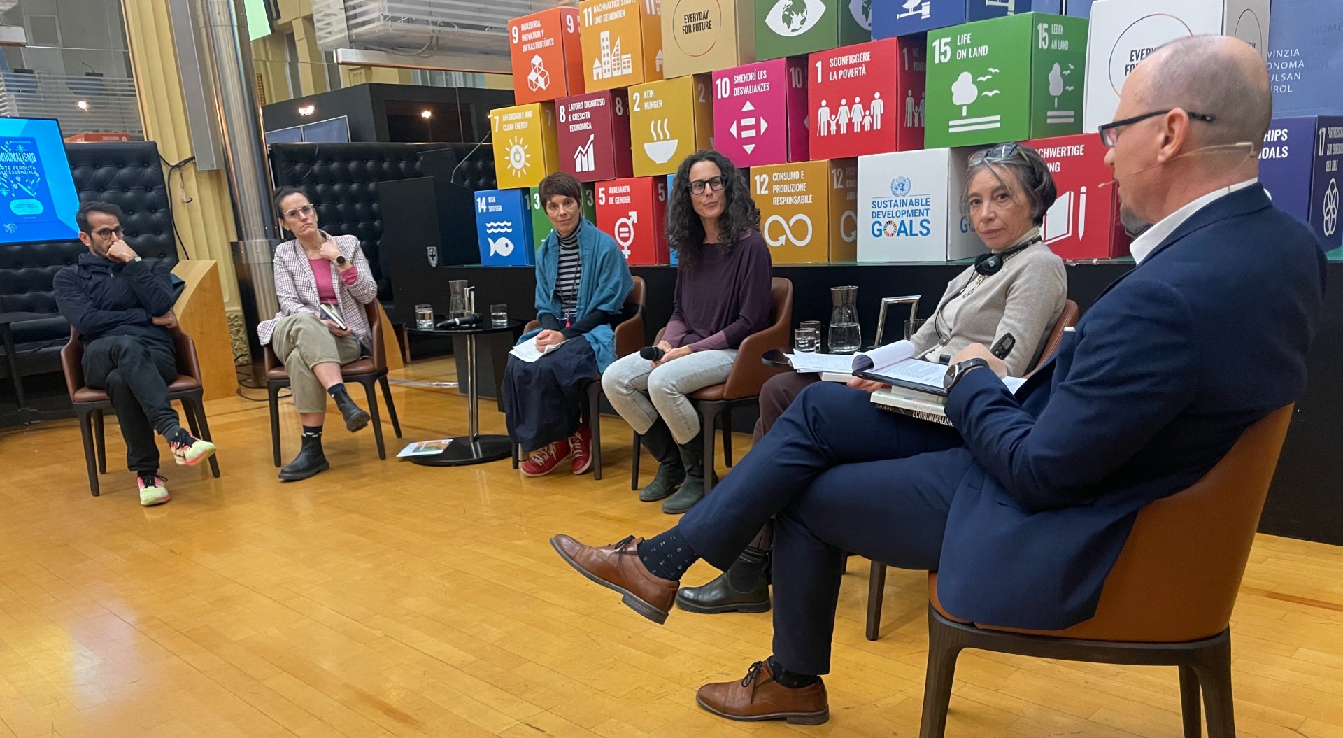 Theoretische und praktische Inputs bei der Podiumsdiskussion zum nachhaltigen Konsum im Landhaus 1 in Bozen lieferten (von links) Nitzan Cohen, Verena Dariz, Silke Raffeiner, Elisa Nicoli und Irene Ivoi. Es moderierte Klaus Egger. (Foto: LPA/Gnews)