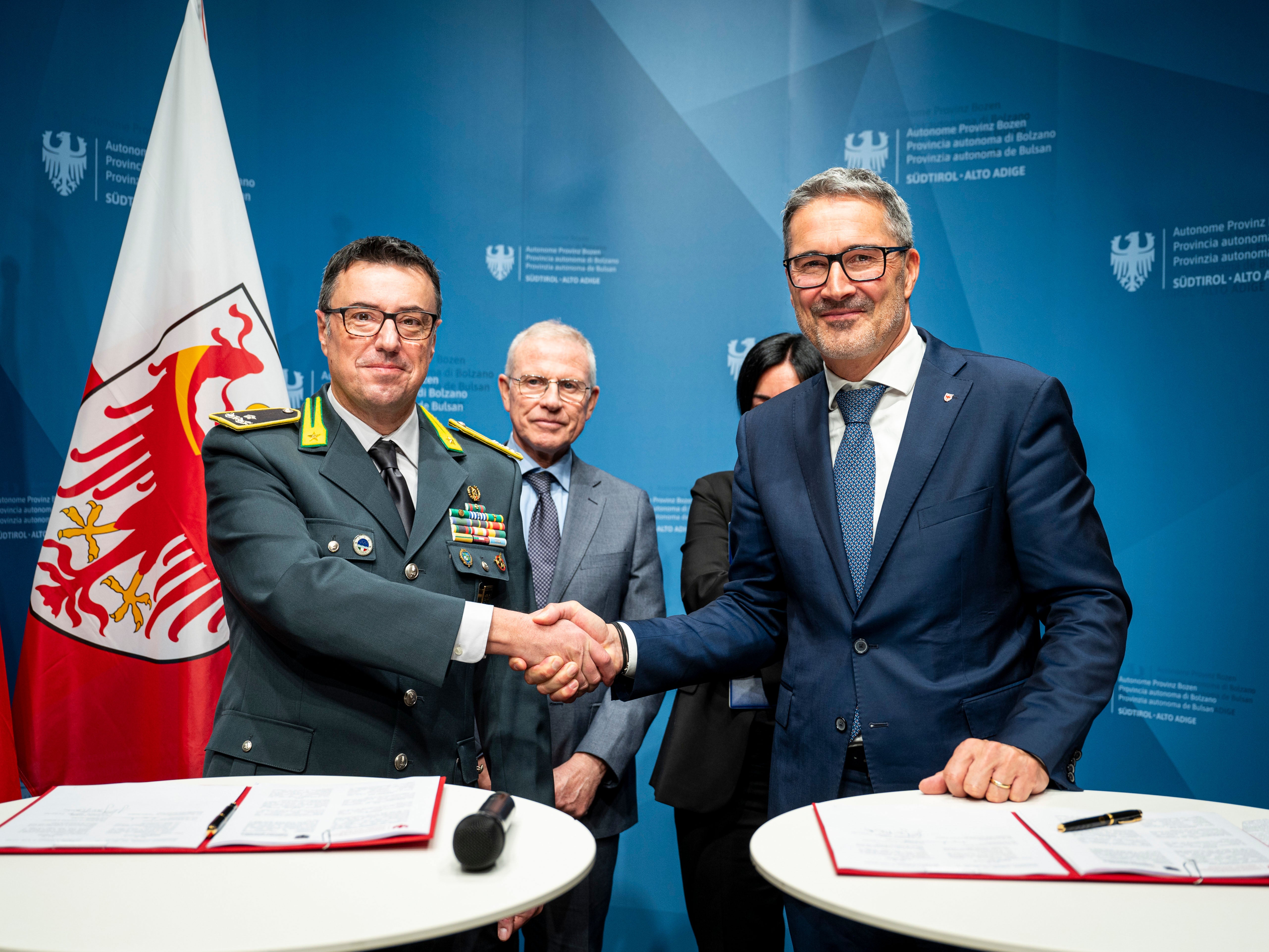 La Giunta provinciale sostiene ogni misura che rafforzi l’uso di entrambe le lingue ufficiali e garantisca ai cittadini il diritto di interagire con la Pubblica amministrazione nella propria madrelingua, ha commentato il presidente Kompatscher (a destra), dopo aver stretto la mano al comandante regionale della Guardia di Finanza, generale Gavino Putzu. (Foto: USP/Fabio Brucculeri)
