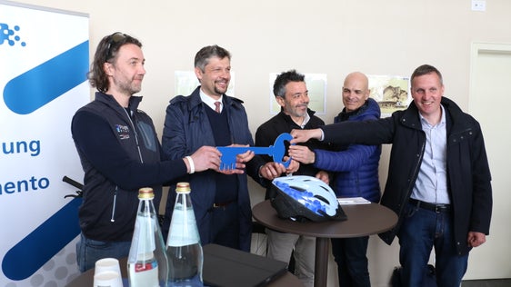 Symbolische Schlüsselübergabe für den neuen Fahrradknotenpunkt am Bozner Verdiplatz: Thomas Schmidhofer, Mobilitätslandesrat Daniel Alfreider, sta-Generaldirektor Joachim Dejaco, Stadtrat Mauro Fattor und der Bozner Vize-Bürgermeister Luis Walcher. (Foto: LPA/Patrick Thaler)