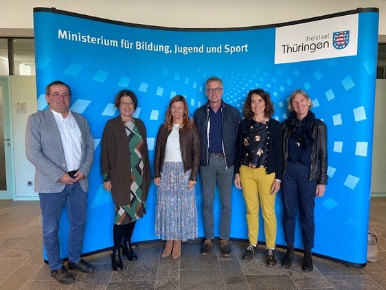Spitzenvertretende der Bildungsdirektion zu Besuch in Thüringen: (v.l.) Bildungsdirektor Gustav Tschenett, die Direktorin der Pädagogischen Abteilung, Gertrud Verdorfer, Landesschuldirektorin Sigrun Falkensteiner, Schulinspektor Christian Walcher, die Leiterin des Pädagogischen Bereiches in der Ladinischen Bildungsdirektion, Maria Kostner, und die Projektleiterin für Lehrbefähigung, Anna Pfitscher (Foto: LPA/Deutsche Bildungsdirektion)

