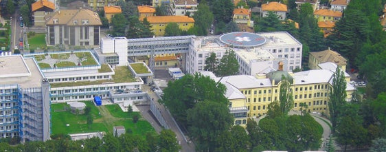 Oltre alla nuova residenza per anziani con 100 posti letto, la Provincia intende realizzare, nell'ambito dello stesso progetto, 651 posti auto per il personale sanitario ed i visitatori dell’ospedale Tappeiner di Merano, nonché la ristrutturazione del Padiglione M del nosocomio, dove hanno sede gli uffici amministrativi (Foto: ASP)