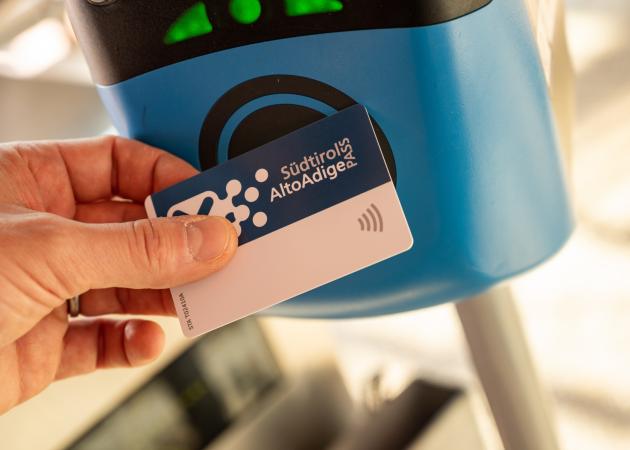 Il contributo stanziato dalla Giunta provinciale è destinato, tra il resto, anche alla gestione del sistema AltoAdige Pass (Foto: APS/https://www.sta.bz.it)