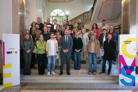 Un gruppo dei circa 200 nuovi dipendenti entrati nel servizio provinciale dal maggio 2024 all'evento Onboarding con il direttore generale Alexander Steiner (davanti, quarto da sinistra) e l'assessora al Personale Magdalena Amhof (davanti, terza da destra) ai Career Days a Palazzo Widmann a Bolzano. (Foto: USP/Greta Stuefer)