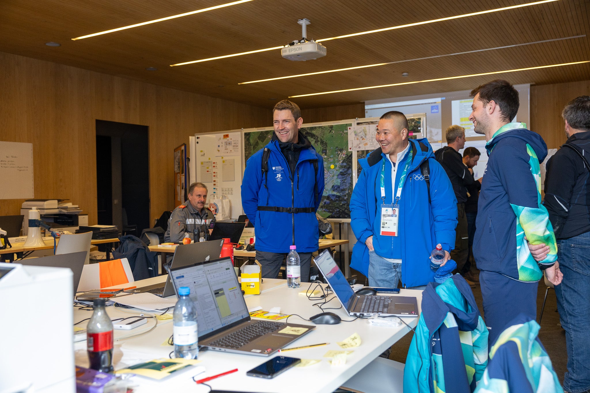 IOC-Funktionär Arram Kim (2. von links) besuchte gemeinsam mit Mobilitätsressortdirektor Martin Vallazza (3. von links) unter anderem das Mobilitätskontrollzentrum, das in der Feuerwehrhalle von Antholz Mittertal untergebracht ist. (Foto: LPA)