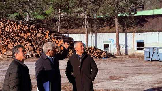 L'assessore provinciale Peter Brunner (primo da destra nella foto), il sindaco Andreas Schatzer (al centro) e l'ex consigliere comunale Josef Tauber nell'area dell'ex caserma Verdone. (Foto: USP/Thomas Bodner)
