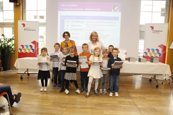 Zu den Bestplatzierten der 1. Klasse Grundschule gehören: Emil Stampfer, Laura Dikova, Simon Luiprecht, Elisabeth Marschall, Maximilian Frainer, Oliver Mühlberger, Damian Nagler, David Niedermair, Olivia Cinosi, Toni Pircher. (Foto: LPA/Verena Hilber)