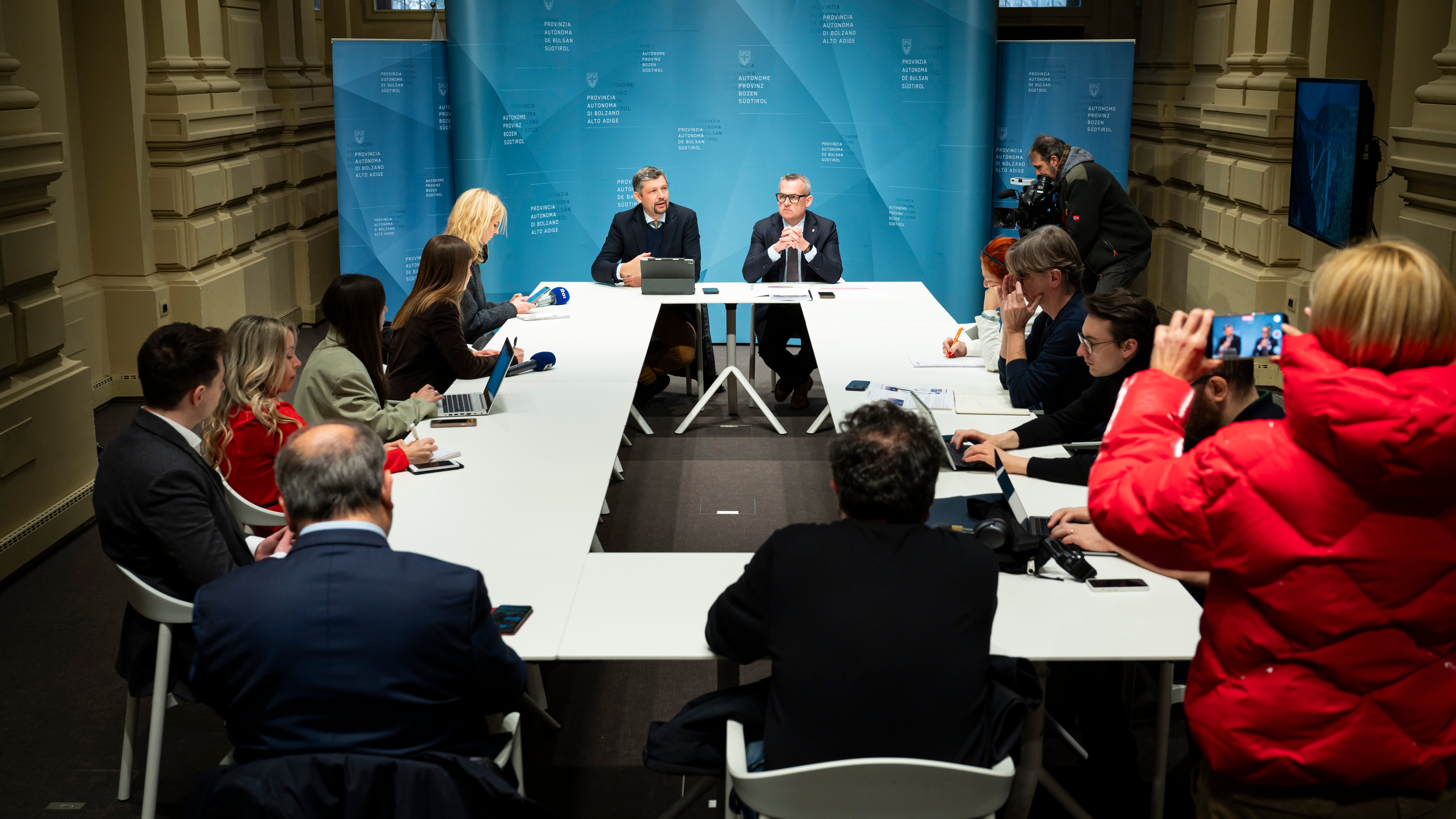 Durch passende Infrastruktur, Qualitätsbildung und Fokus auf Nachhaltigkeit wollen die Landesräte Daniel Alfreider und Christian Bianchi eine zukunftsfähige Entwicklung des Landes fördern und einen Mehrwert für alle Menschen, die in Südtirol leben, schaffen. (Foto: LPA/Fabio Brucculeri)