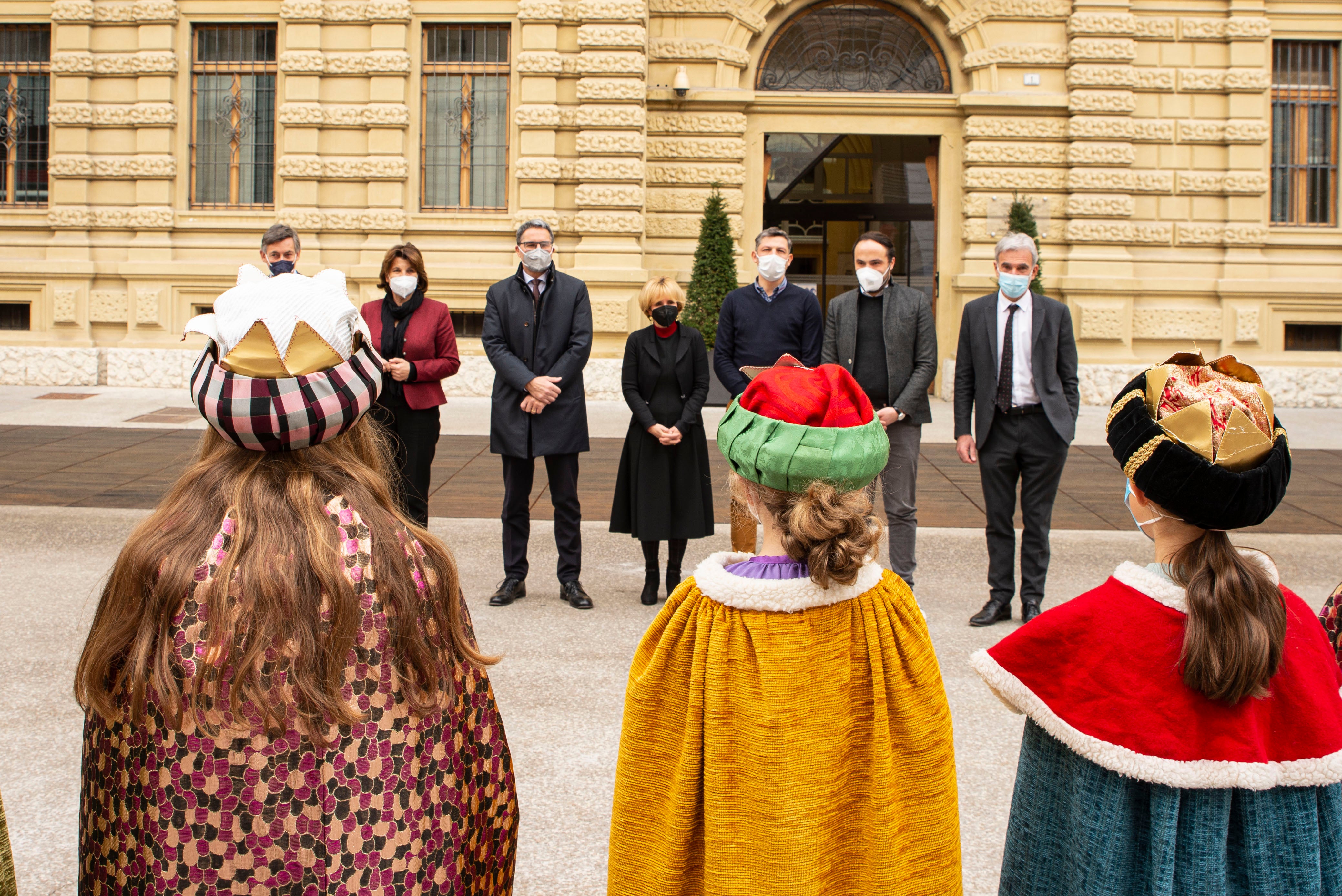 A causa della pandemia i Cantori della stella hanno portato gli auguri alla Giunta provinciale in piazza Silvius Magnago di fronte al Palazzo Widmann (Foto: ASP/Barbara Franzelin) 