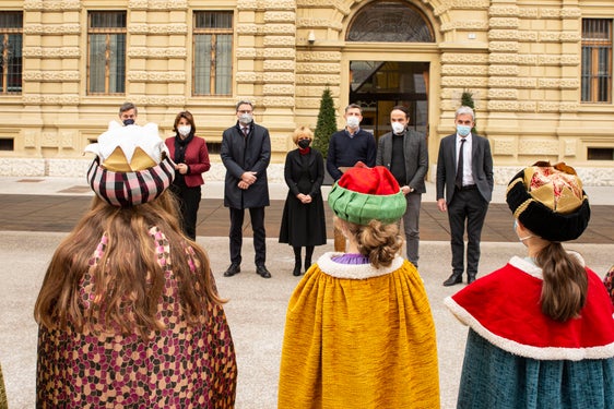 Coronabedingt überbrachten die Sternsinger die Glück- und Segenswünsche auf dem Silvius-Magnago-Platz vor dem Landhaus 1. (Foto: LPA/Barbara Franzelin) 
