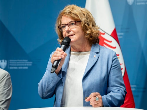 Das Ziel des Projektes 'Begleitetes Wohnen für Familien mit Migrationshintergrund' ist ein stabiles Wohnverhältnis, damit die Integration vor Ort gelingen kann. Zudem ging es darum, schrittweise die bestehenden Unterbringungsstrukturen, vor allem in der Landeshauptstadt Bozen, zu entlasten“, erklärte Soziallandesrätin Rosmarie Pamer. (Foto: LPA/Fabio Brucculeri)