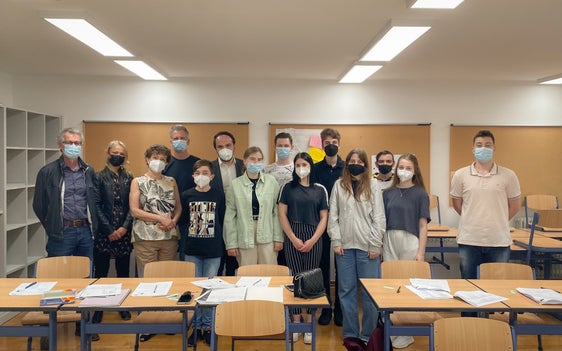 Landesrat Achammer (6.v.l.) bei seinem Besuch einer sogenannten Ankunftsklasse an der Landesberufsschule für das Gastgewerbe Savoy in Meran. Derzeit werden dort 11 ukrainischen Schülerinnen und Schülern unterrichtet. (Foto: LPA/Landesberufsschule für das Gastgewerbe Savoy)