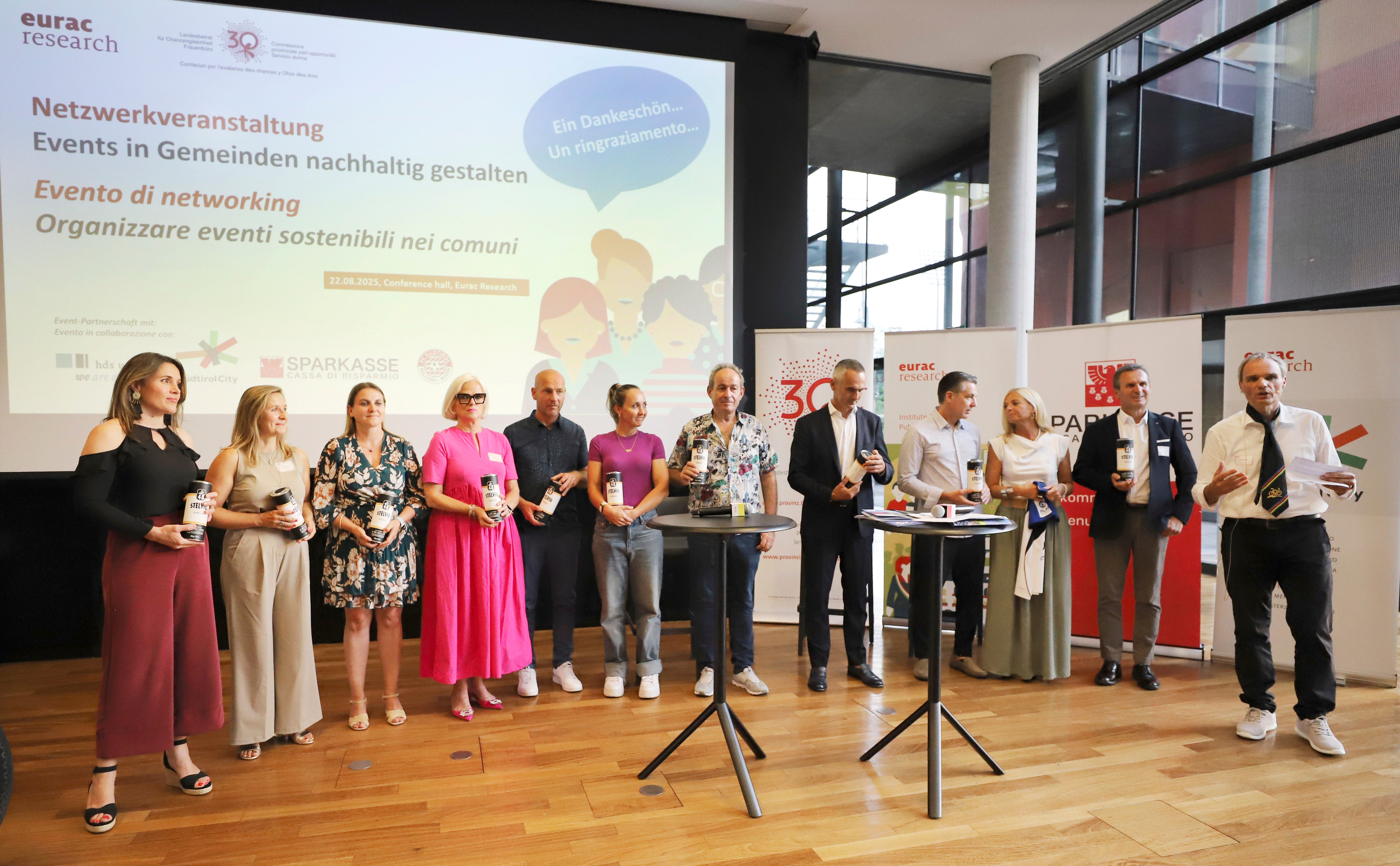 Gruppenbild mit allen Talkgästen des Abends: Birgit Nössing (von links nach rechts, Eurosport-Moderatorin), Katrin Trafoier (Präsidentin der Fachgruppe Eventdienstleister und Veranstalter im Wirtschaftsverband hds), Ulrike Oberhammer (Präsidentin Landesbeirat für Chancengleichheit) , Nadia Mazzardis (Vize-Präsidentin Landesbeirat für Chancengleichheit), Gerald Burger (Initiator Reschenseelauf), Südtirols MTB-Profi und 4-fache Olympiateilnehmerin Eva Lechner, Radweltmeister und Eventorganisator Max Hürzeler (Schweiz/Spanien), Walter Pardatscher (Vize-Präsident FC Südtirol), Luca und Cornelia Croatto (Förderer von Frauenfußballprojekten in Kärnten), Peter Gasser (Alpen-Flair-Festival), Josef Bernhart (Eurac Research; Moderation). (Foto: Eurac Research/Sabine Jacob)