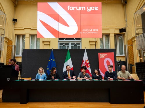 Forum YOU zeigt, wie Jugendpolitik gemeinsame Prozesse zwischen Jugendlichen, Schule und Institutionen fördern kann. Es geht nicht nur darum zuzuhören, sondern gemeinsam Lösungen zu entwickeln, sagte der italienische Kulturlandesrat Marco Galateo (4.v.l.). (Foto: LPA/Fabio Brucculeri)
