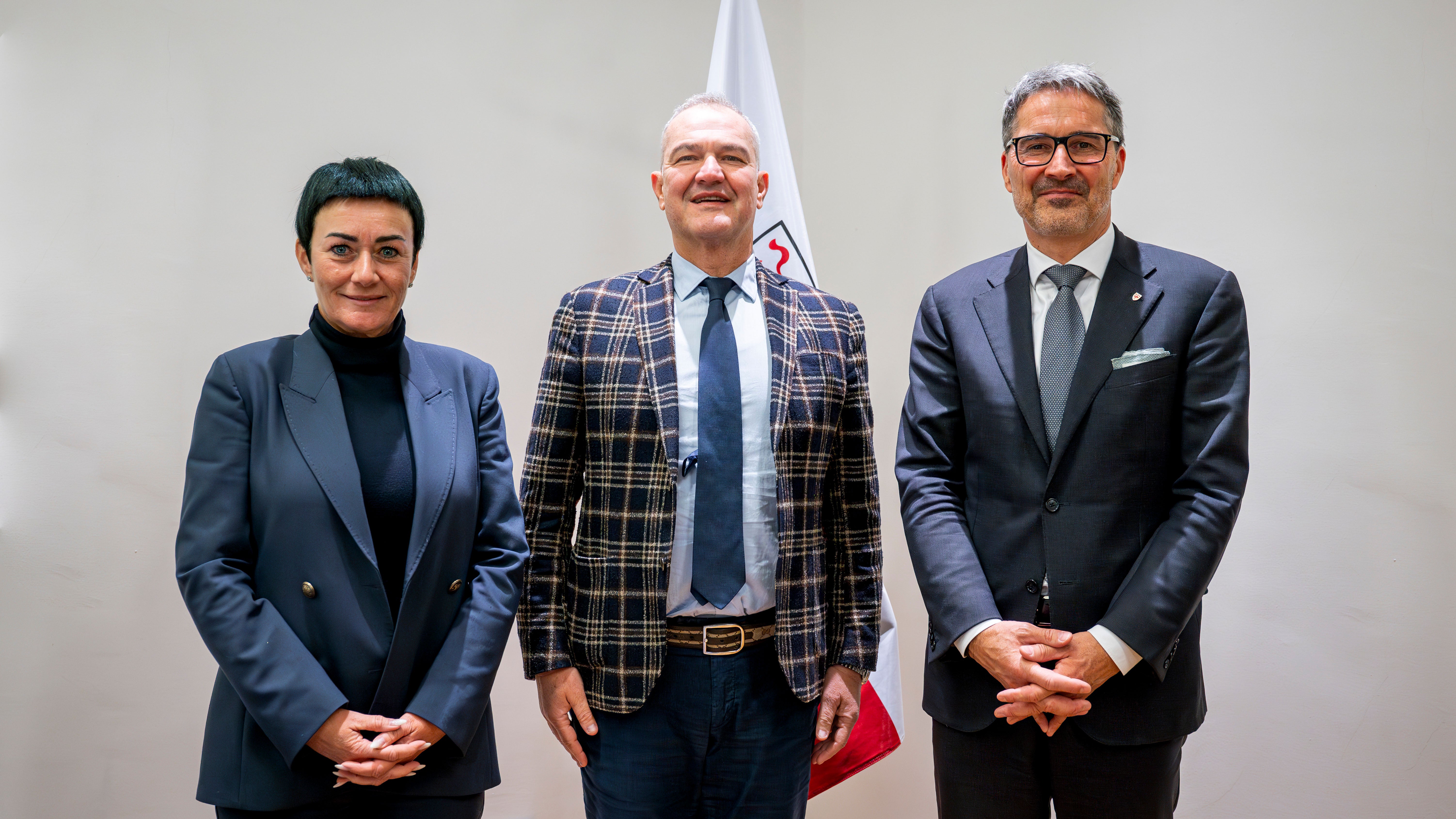 Landeshauptmann Arno Kompatscher und Landesrätin Ulli Mair haben gestern im Palais Widmann den neuen Leiter der Bahnpolizei (Mitte), Francesco Zunino, empfangen (Foto: LPA/Fabio Brucculeri).
