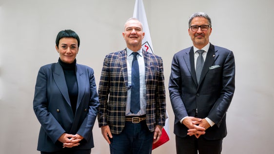 Landeshauptmann Arno Kompatscher und Landesrätin Ulli Mair haben gestern im Palais Widmann den neuen Leiter der Bahnpolizei (Mitte), Francesco Zunino, empfangen (Foto: LPA/Fabio Brucculeri).