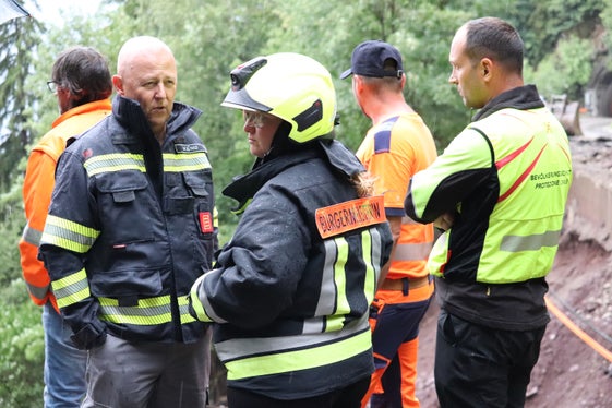 Bürgermeisterin und Feuerwehrfrau Sonja Plank beim Lokalaugenschein der Anbruchstelle der Rutschung beim Tunnel in Hafling, links neben ihr Landesfeuerwehrpräsident Martin Künig (Foto: LPA/Maja Clara)