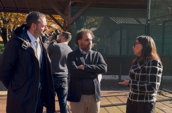 Un lavoro di rete e condivisione dedicato al passato, al presente e al futuro di piazza San Vigilio a Merano. Nella foto (da sinistra) il vicepresidente della Provincia Marco Galateo, il direttore dell'Ufficio Educazione permanente, biblioteche e audiovisivi Luca Bizzarri e l'assessora alla cultura e al decentramento del Comune di Merano Antonella Costanzo. (Foto: USP)