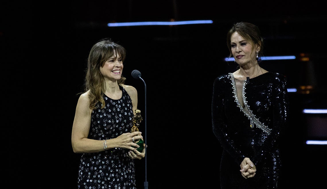 Maura Delpero (a sinistra) sul palco dei David di Donatello con Elena Sofia Ricci (Foto: Emanuele Manco/Accademia del Cinema Italiano)