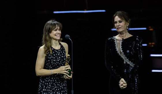 Maura Delpero (a sinistra) sul palco dei David di Donatello con Elena Sofia Ricci (Foto: Emanuele Manco/Accademia del Cinema Italiano)