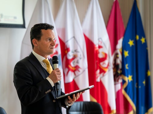 “Madër portan adöm l’inovaziun digitala y la pasciun dla porsona podarunse garantí che nüsc lingac de mendranza ne suravires nia ma, mo crësces y florësces inant, portan insciö pro ala diversité linguistica globala” á sotrissé le diretur dl Departimënt Intendënza y Cultura ladina, André Comploi. (Retrat: USP/Fabio Brucculeri).