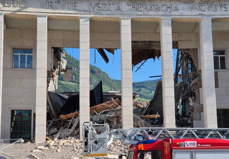 Proseguono i lavori in Piazza del Tribunale, dopo che all'alba del 16 luglio è crollata una parte imponente del Palazzo di Giustizia di Bolzano. (Foto: USP/Agenzia per la Protezione civile)