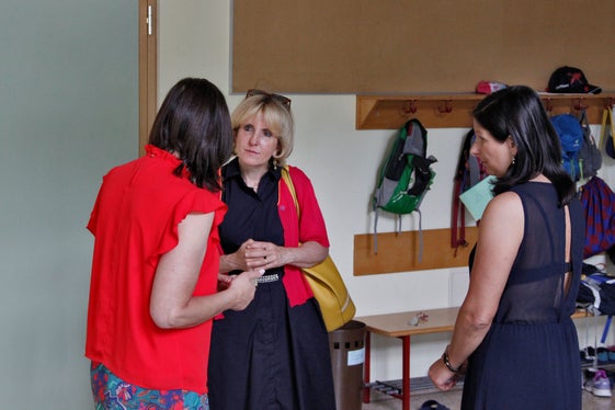L'assessora Deeg durante la visita in uno dei centri che ospitano i programmi di assistenza estiva per bambini e ragazzi (Foto: ASP/Hannes Wisthaler)