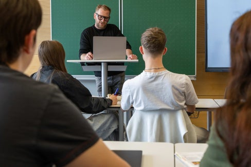 Unter anderem für Lehrpersonen der deutschsprachigen und ladinischen Mittel- und Oberschulen werden neue Lehrgänge an der Freien Universität Bozen organisiert. Insgesamt stehen 83 Studienplätze zur Verfügung, weitere 133 Studienplätze sind im Lehrgang für Inklusion vorgesehen. (Foto: LPA/Ingrid Heiss)