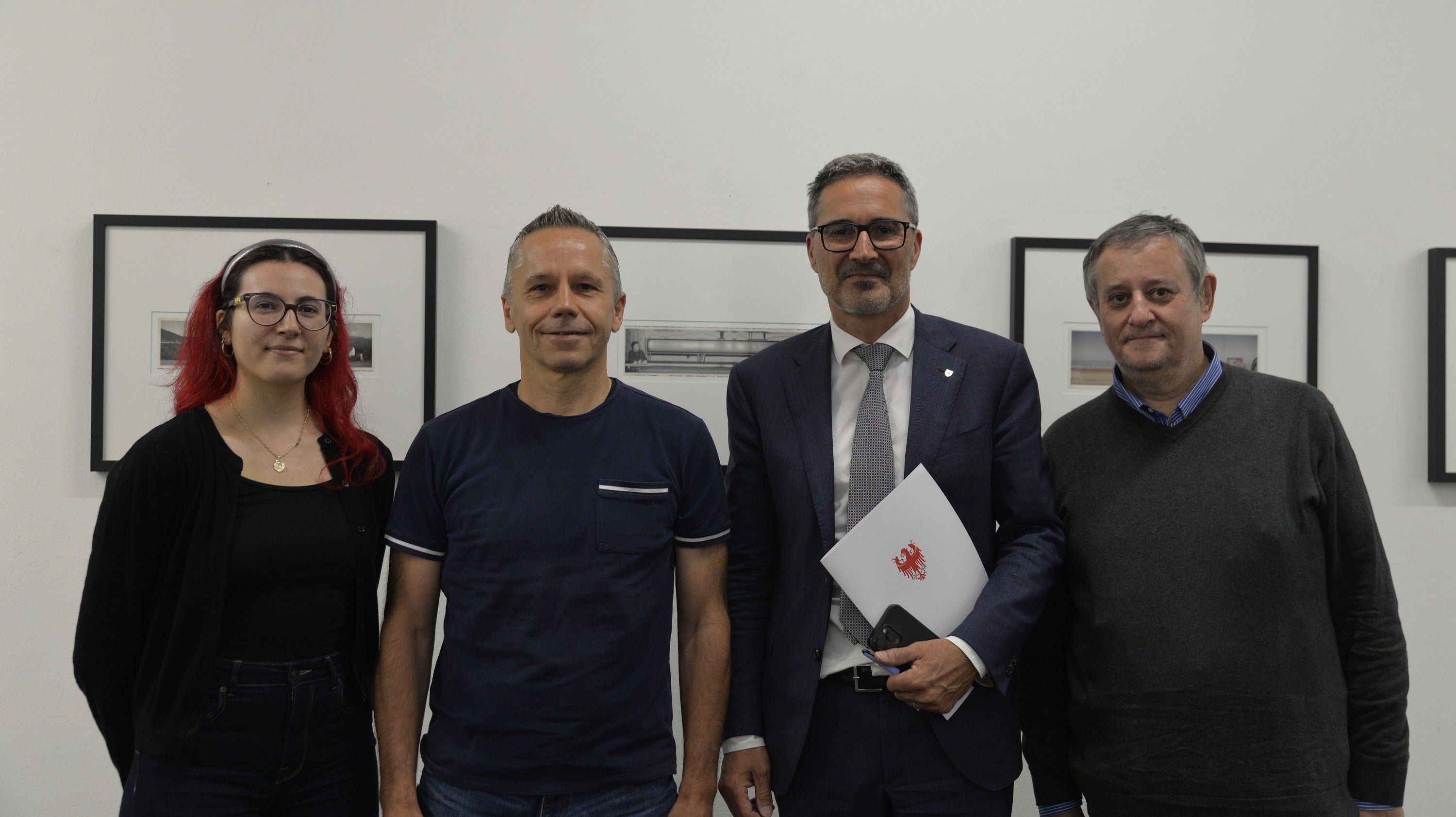 Der Vorstand des Gehörlosenverbandes Südtirol hat sich am 22. September mit Landeshauptmann Arno Kompatscher zu den Anliegen gehörloser und hörbeeinträchtigter Menschen in Südtirol ausgetauscht (von links): Caterina Zaccari, Stefan Mair (Gehörlosenverband), Landeshauptmann Arno Kompatscher, Benedikt Gasser (Präsident Gehörlosenverband).
(Foto: LPA/Katharina Trocker)