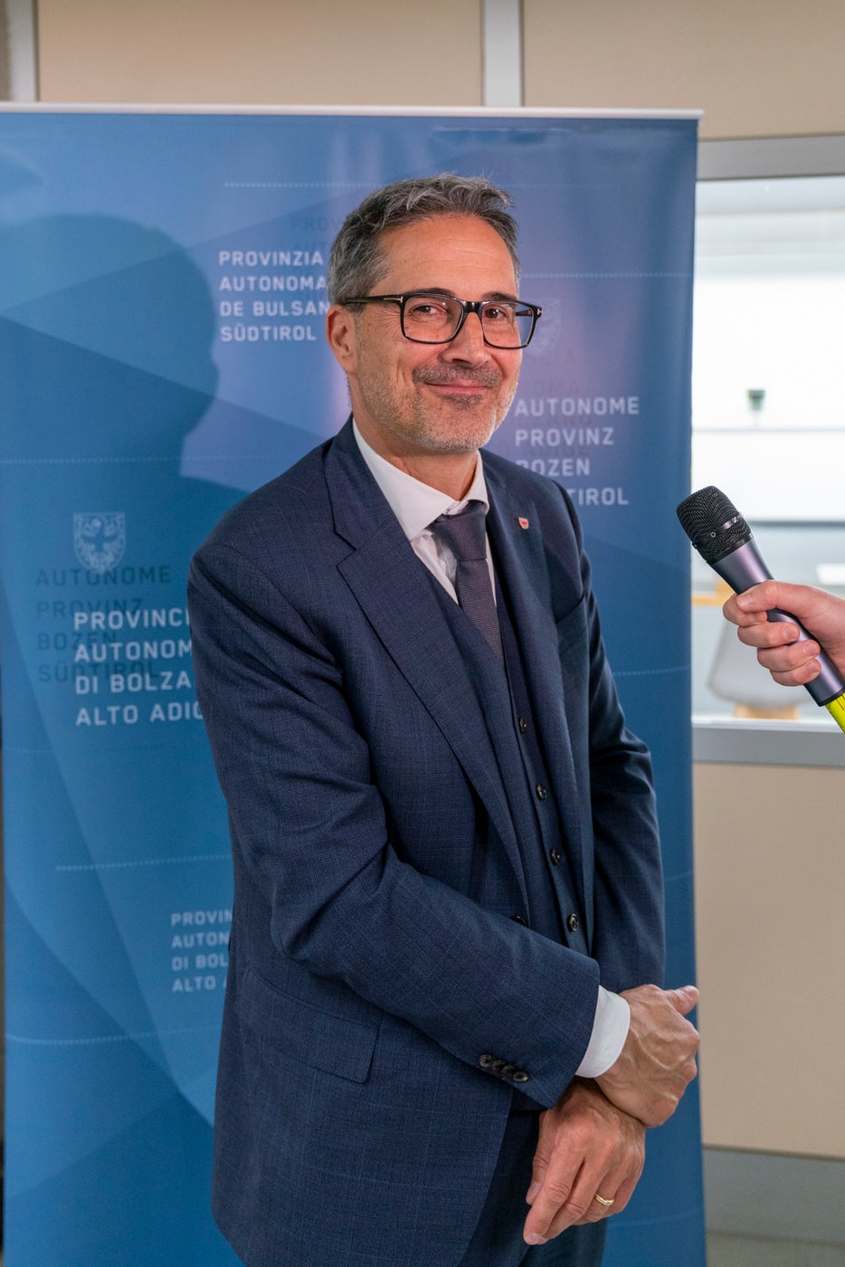 “Il funzionamento del poligono a Bolzano è assolutamente necessario per garantire, oltre allo svolgimento di attività di carattere sportivo da parte di numerose società altoatesine, anche le esercitazioni di tiro prescritte alle Forze dell’ordine e alla Polizia locale”, ha spiegato il presidente Arno Kompatscher, rimarcando che si tratta di “un’operazione che è resa possibile, ancora una volta, dall’ottimo rapporto di collaborazione instaurato ormai da anni con l’Esercito”. (Foto USP/Daniel von Johnston)