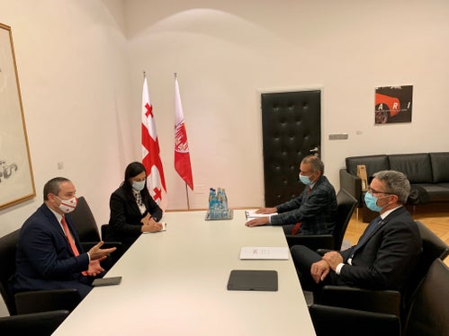 Unterhielten sich auch über die Zusammenarbeit von Eurac Research mit georgischen Institutionen: Botschafter Surguladze (l) mit Botschaftsberaterin Tea Chkhaidze und LH Kompatscher (r.) mit dem Präsidium-Direktor Klaus Luther. (Foto: LPA/Elisabeth Augustin)