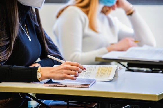 Gli insegnanti che attualmente sostituiscono il personale pedagogico non vaccinato o in via di guarigione potranno essere nominati membri delle commissioni d'esame e ricevere uno stipendio estivo. (Foto: ASP/Peter Daldos)