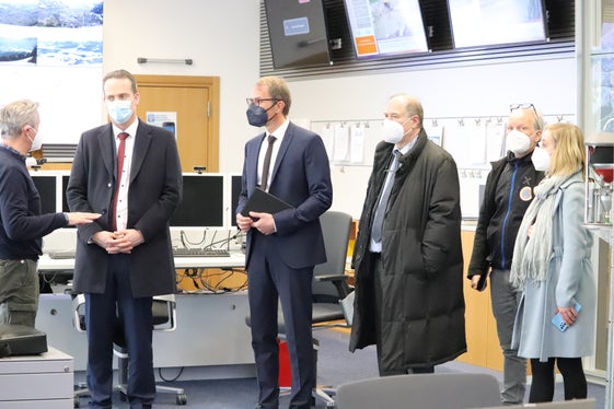 Besichtigung des Landeswarnzentrums: (v.l.) Willigis Gallmetzer, Oliver Paasch, Klaus Unterweger, Yves Kreins, Fabio De Polo, Janina Vomberg (Foto: LPA/Maja Clara)