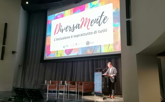 “Si tratta di un momento di riflessione, di informazione e di aggiornamento, che periodicamente vogliamo offrire a tutto il personale della scuola”, ha rimarcato il sovrintendente scolastico Vincenzo Gullotta durante l'intervento inaugurale del convegno. “È importante che ogni membro della comunità si impegni per favorire l’inclusione". (Foto: USP)